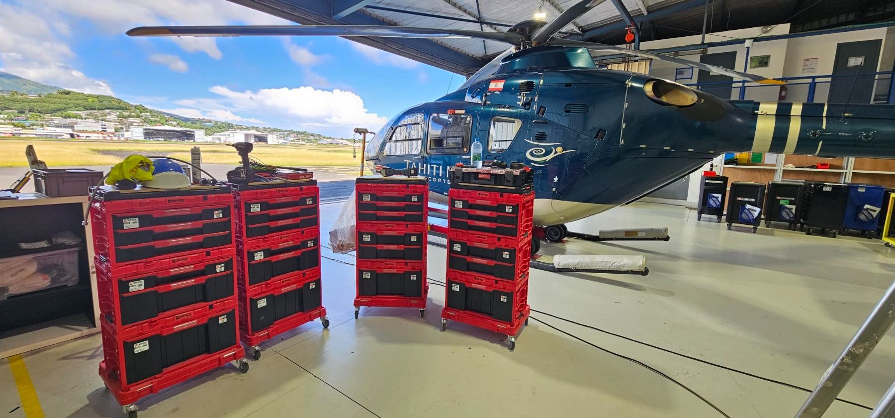 Outillage CEPF — servantes Qbrick en intervention, hangar Tahiti Nui Helicopters